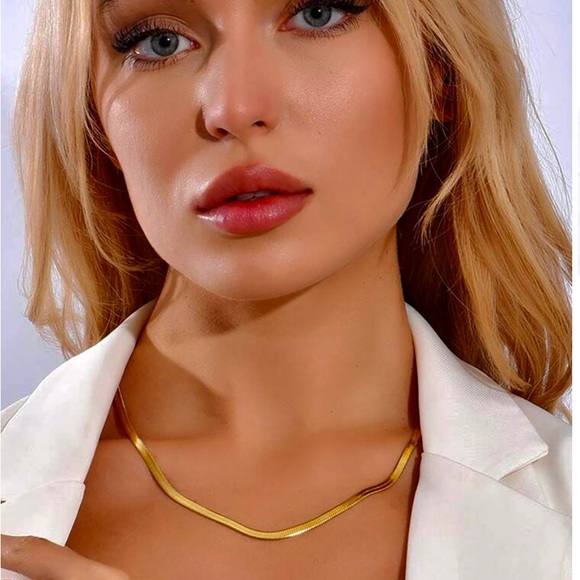 Stunning 14k plated  Gold Flat Snake Chain Necklace - Picture 1 of 3